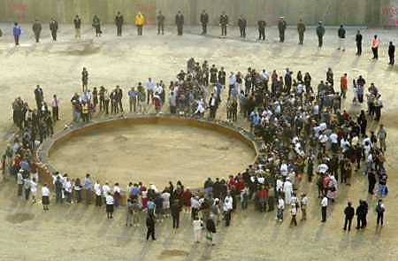 2002년 911을 기념하기 위해 그라운드 제로에 모인 사람들